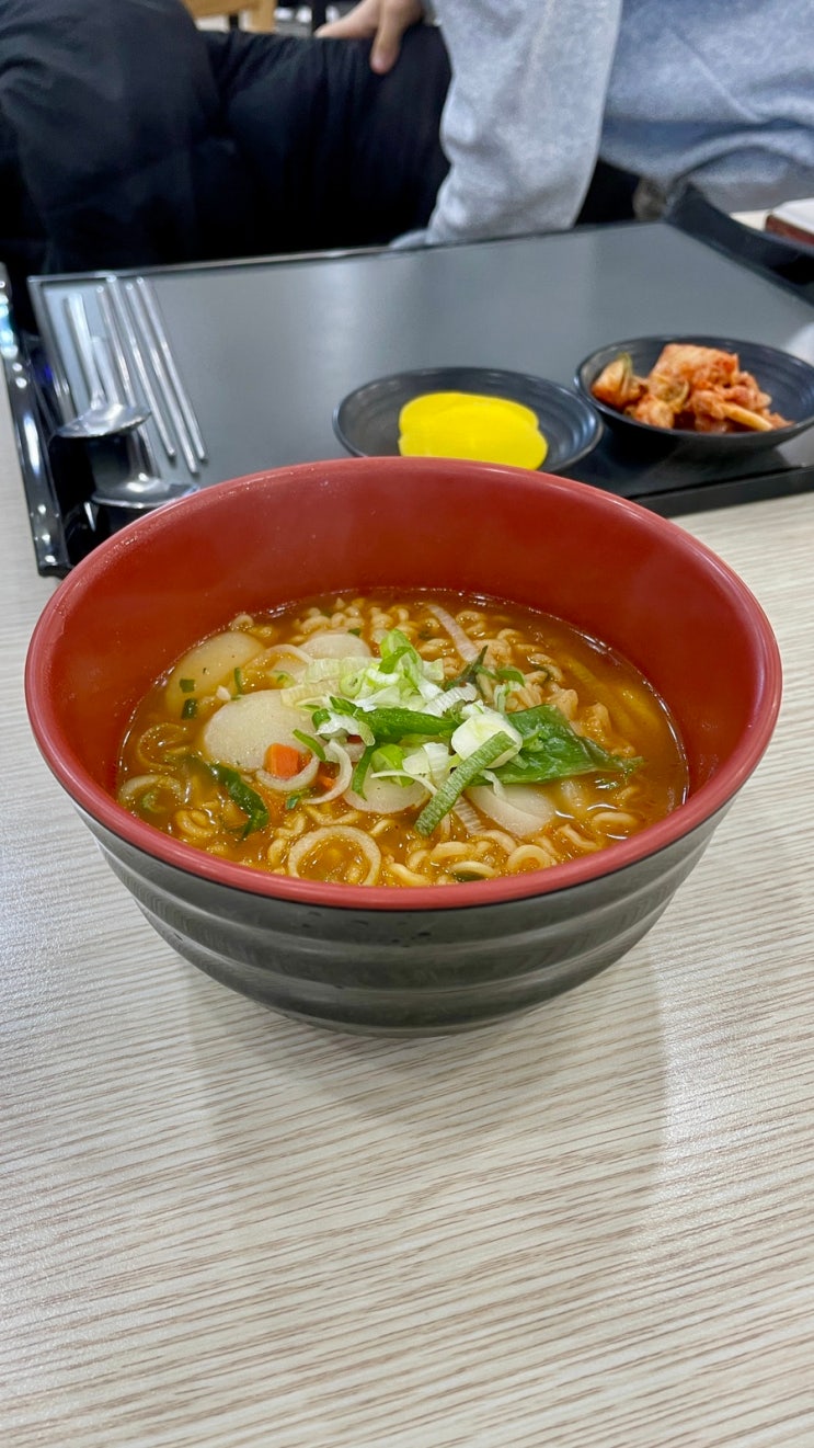 천등산휴게소 제천방향 식당가 휴게소의 단골메뉴 맛있는 떡라면