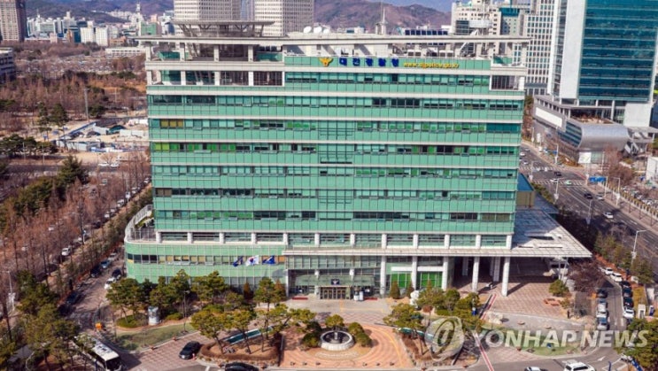 <b>대전 초교</b>에서 40대 여교사가 8살 <b>여아 흉기</b>로 <b>살해</b>(돌봄수업)