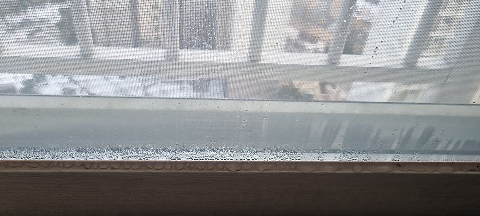 결로가 맺힌 아파트 샷시 사진