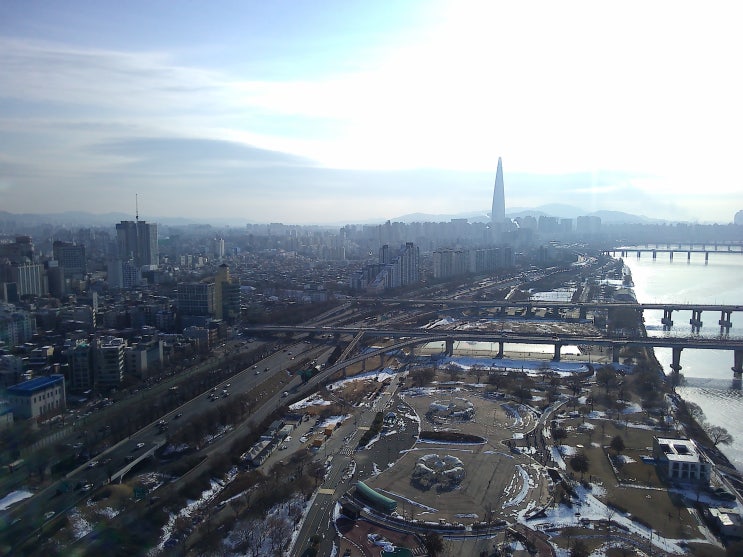  ️ "2022년 마지막 겨울, 드론으로 담은 얼어붙은 한강의 신비로운 풍경 "