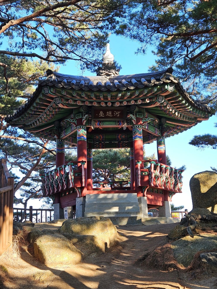 강원도 양양여행 (하조대 : 기암괴석과 바위섬들로 이루어져 있는 암석해안으로 울창한 송림과 어울러진 경치가 유명한 명승지) 강원도 양양여행 (하조대 : 기암괴석과 바위섬들로 이루어져 있는 암석해안으로 울창한 송림과 어울러진 경치가 유명한 명승지)