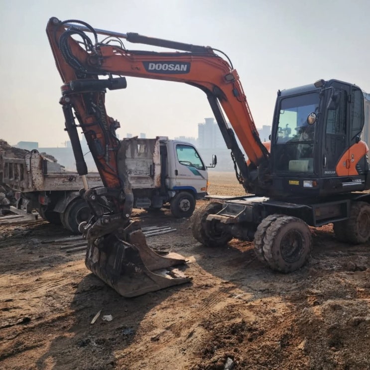 두산 DX55W5 5000시간 2021년식 6900만원 판매합니다. 두산 DX55W5 5000시간 2021년식 6900만원 판매합니다.