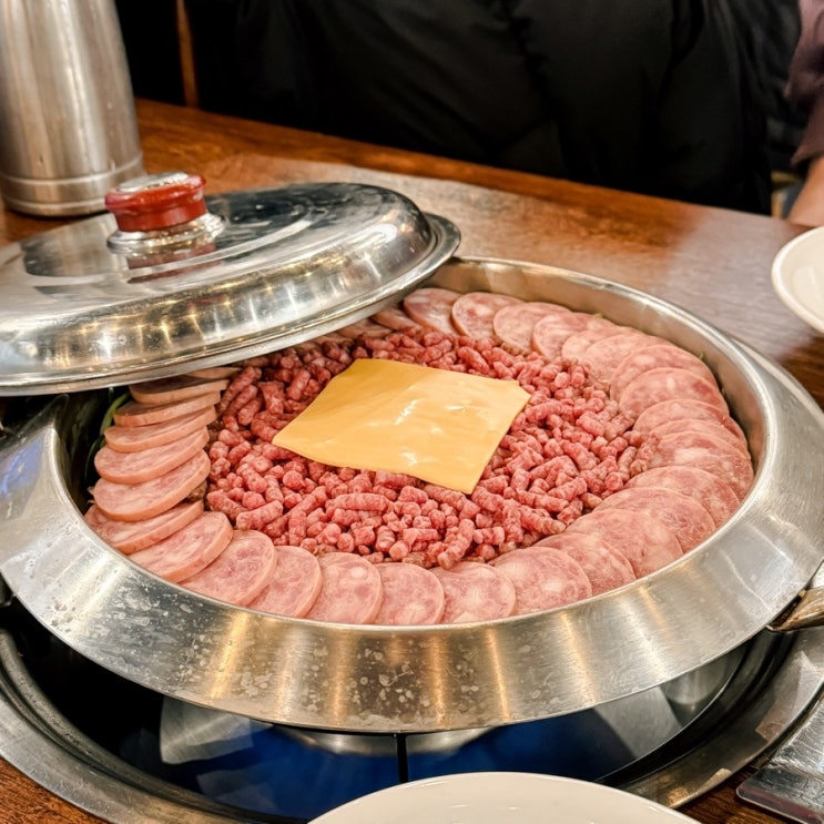  서울 구디 맛집 ‘부대찌개대사관’ 두부사리 필수!