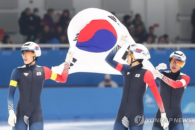 스피드스케이팅 남자 팀추월 정재원, 박상언, <b>이승훈 은메달</b>