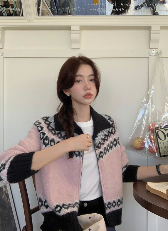  아가일 패턴의 핑크빛 러블리함이 가득한 여자 집업 니트 가디건 자켓 코디 추천