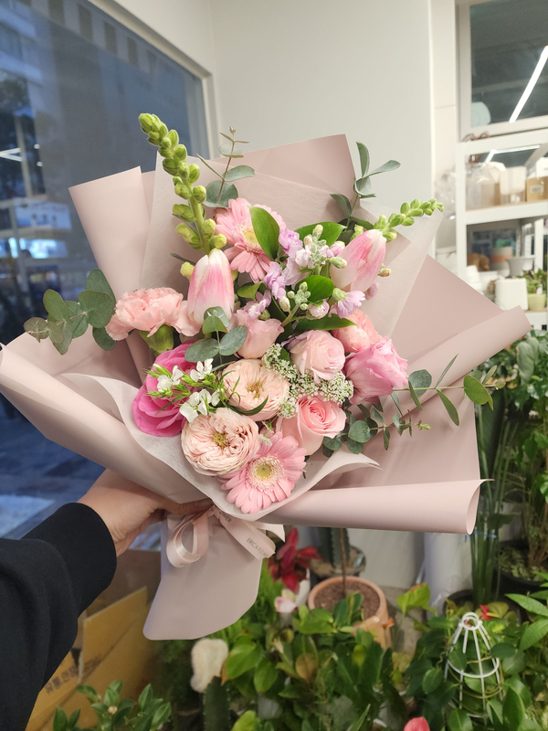  명동꽃집 을지로입구 환승센터 꽃집 대학교 졸업식장에 가지고 가신 졸업식 꽃다발