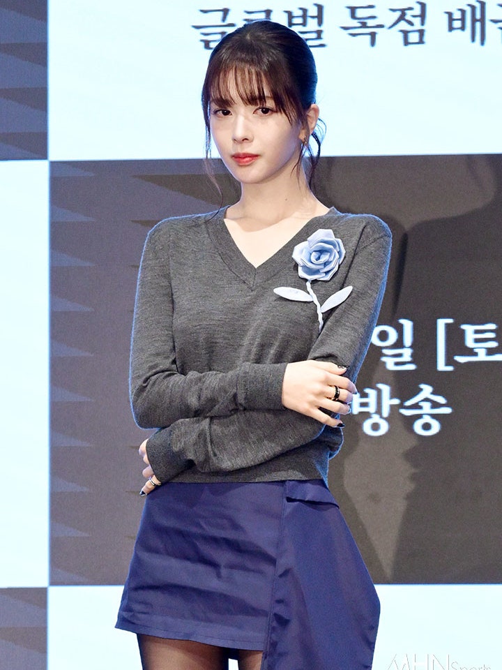 심하게 말랐다는 노정의 드라마 마녀 제작발표회 패션 근황. jpg