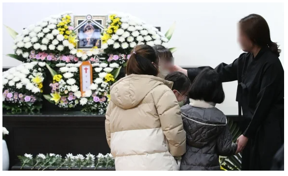"괜찮다" 되레 조문객 토닥인 하늘양 부모…학교 담벼락엔... 