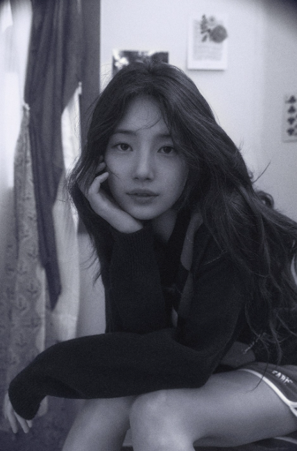 흑백톤이라 분위기 더 썰어버린 수지 사복 데일리룩 함께 살펴보자구