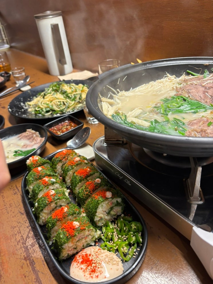  부산 동래 높은 아파트와 백화점 사이의 따뜻한 술집 주택가