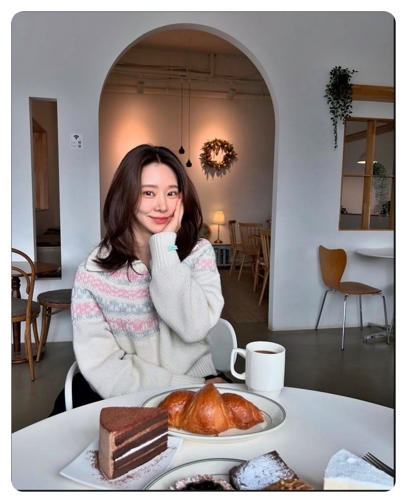 이주빈 찬바람에도 얼죽코 미니스커트로 드러낸 각선미