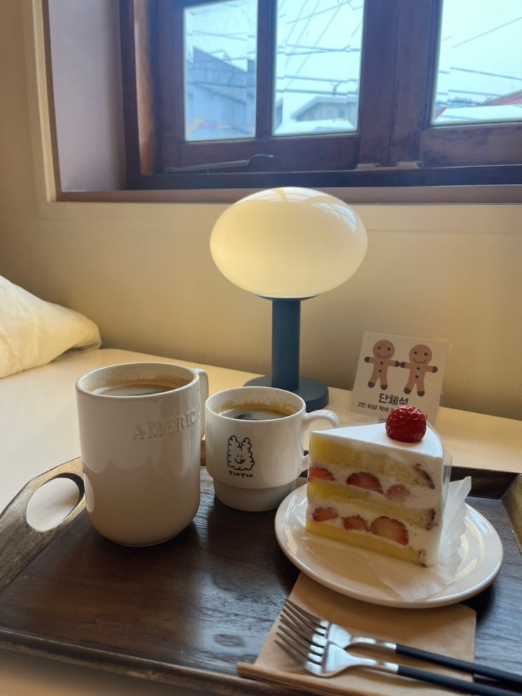  서울 장안동 카페 톤톤:) 내돈내산 딸기케이크 맛집