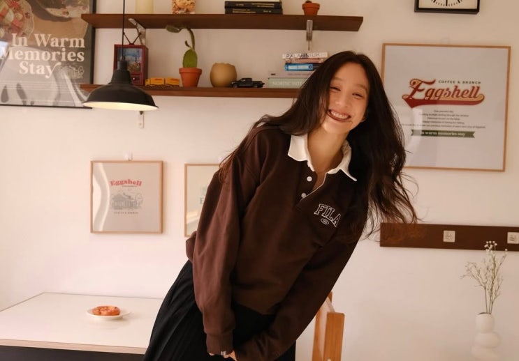  아늑한 카페에서 자연스런 아름다움이 묻어나오는 정려원의 여자 구안꾸룩 감성의 맨투맨 코디는 휠라 스웻셔츠와 함께