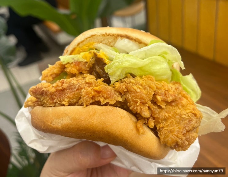  맘스터치 에드워드리 신메뉴 감칠맛 가득한 싸이버거 비프버거 후기