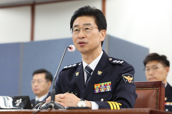 <b>김봉식</b> 전 서울경찰청장 “정치인<b>체포지시</b> 없었다” 증언