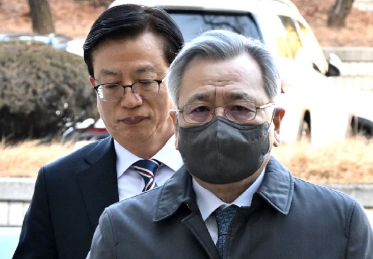 눈빛같이 깨끗한 박근혜 대통령을 구속기소했던 <b>박영수</b> 전... 