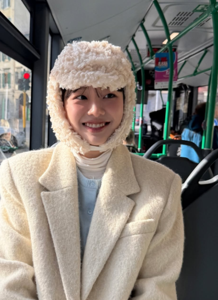  세상 귀여움 다 가지고온 츄의 이태리 여행에서 함께한 크림 컬러의 여자 싱글 오버핏 블레이저 자켓 코디