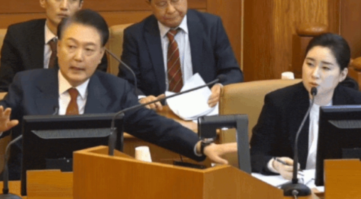  윤 탄핵심판 8차 변론, 헌재소장에 '법적 근거' 따진 김계리 변호사