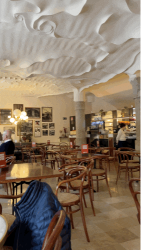  스페인 바르셀로나 여행기 ⑦ :: [3일차] 까사밀라 El Cafè de la Pedrera에서 브런치 / 개선문 / 호프만 베이커리 / 커피 테이크 아웃해서 시우타데야 공원