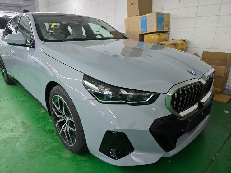  2025 BMW i5 인수 전 코오롱 모터스 강남 전시장에 신차 검수 다녀왔습니다.