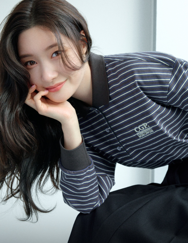  여자 봄 스타일은 정채연처럼 코드그라피의 단가라 스트라이프 패턴의 폴로 피케 긴팔티로 코디 해보셈!