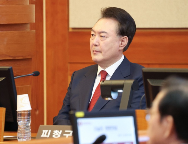 <b>윤 대통령</b>, 20일 헌재 출석... 20일 <b>형사재판</b> 준비기일... 