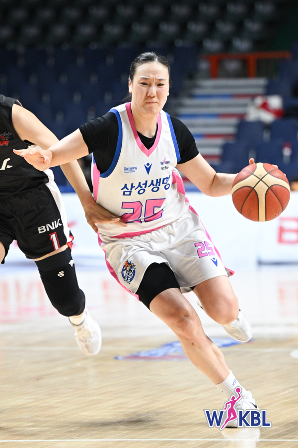 <b>삼성생명</b> 배혜윤은 알파이자 오메가" (승리 도우미 = <b>BNK</b>... 