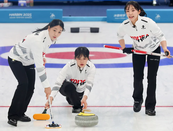  한국 여자 컬링, 중국 잡고 18년 만에 금메달…10전 전승 금메달 