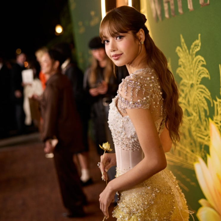  화려한 배우 데뷔 리사 럭셔리 드레스룩 패션