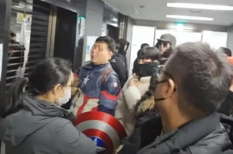 <b>캡틴아메리카</b>’ 복장 윤석열... 중국 <b>대사관 난입</b> 시도 인권위... 