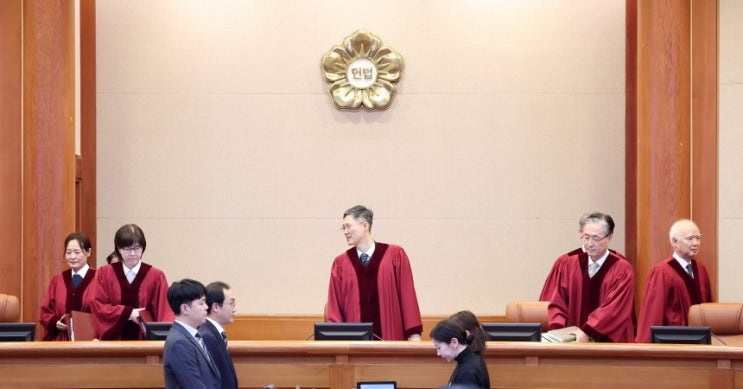 헌법재판소, 고무줄재판 <b>신뢰도</b> 추락자초