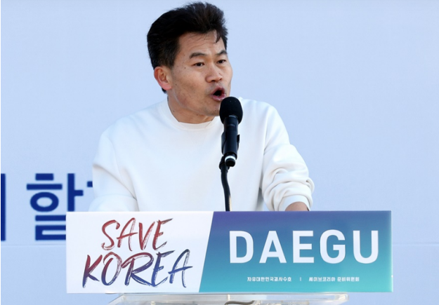 특히 전한길 강사와 <b>황현필</b> 강사의 갈등을 중심으로 이야기를... 