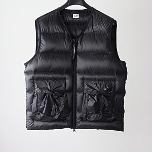 [판매완료] CP컴퍼니 DD쉘 패딩조끼 블랙 D.D. SHELL 15CMOW203A 006099A 999 52사이즈