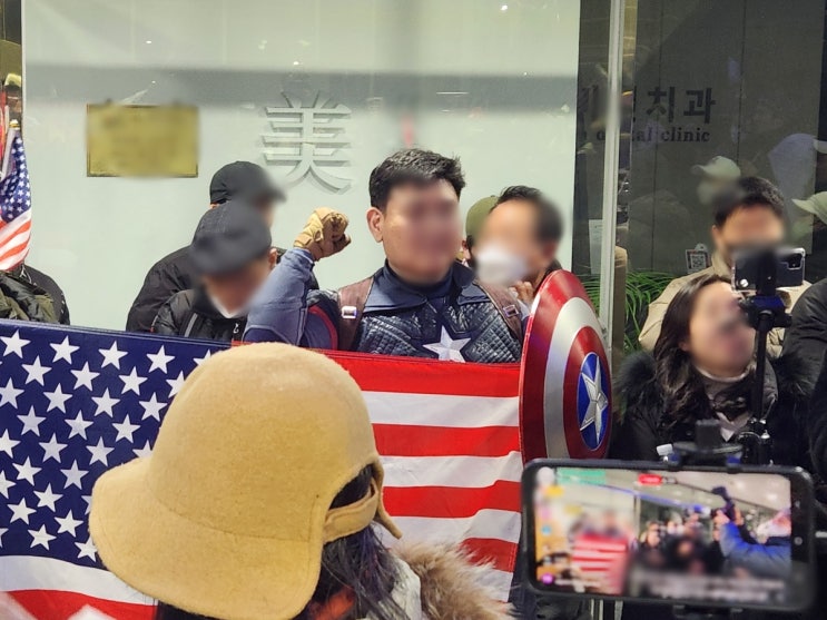 중국대사관 난입시도 尹<b>지지자</b> '<b>캡틴아메리카</b>' 현행범 체포