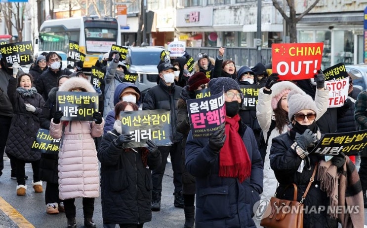 <b>광주</b> 금남로, <b>윤석열</b> 대통령 <b>탄핵</b> 찬반 <b>집회</b> (전한길... 