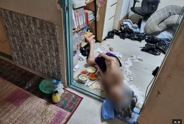 몸 아픈 60대 아들에게 부담될까…바닥에 누워서만 생활한 80대母 몸 아픈 60대 아들에게 부담될까…바닥에 누워서만 생활한 80대母