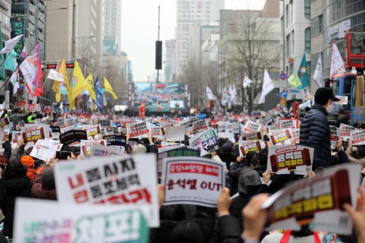 <b>윤석열 대통령</b> 부부 얼굴 합성한 <b>딥페이크</b> <b>대통령</b> 탄핵 찬성... 