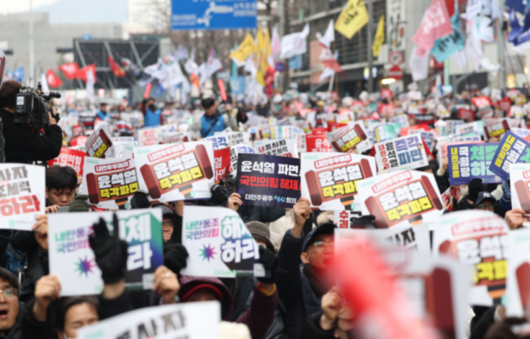 집회에서 <b>윤석열 대통령 부부</b>의 얼굴을 합성한 <b>딥페이크</b> 영상이... 