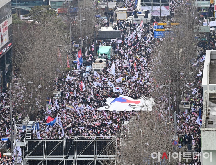 <b>이재명</b> "광주서 계엄 옹호…사람인가?" <b>尹</b> 대통령 <b>탄핵</b>반대 집회... 