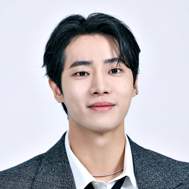 <b>눈빛</b> 돌변한 <b>추영우</b>, 복근 드러낸 최근 화보 영상 근황