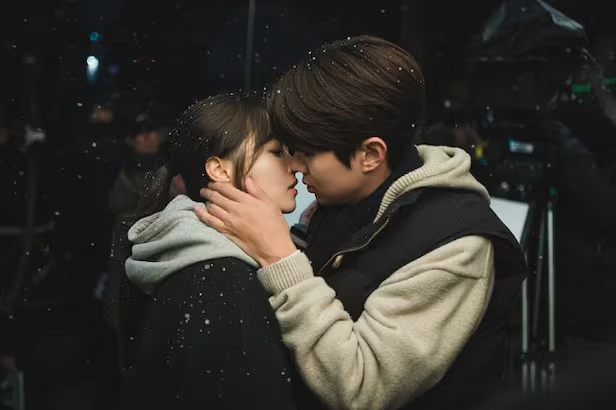 Netflix新作「メロムービー」パク・ボヨンとチェ・ウシクのファーストキス…そして5年後、再び始まった恋