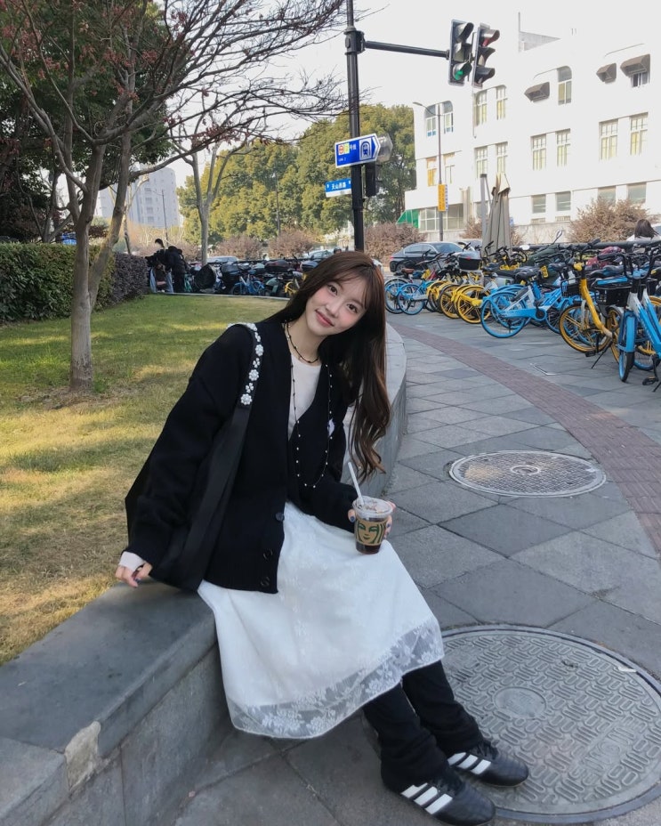  봄날의 여자 데이트룩으로 사랑받는 꾸안꾸 아이템으로 콘템포러리 브랜드 아미 니트 가디건 코디 ft. 이코코