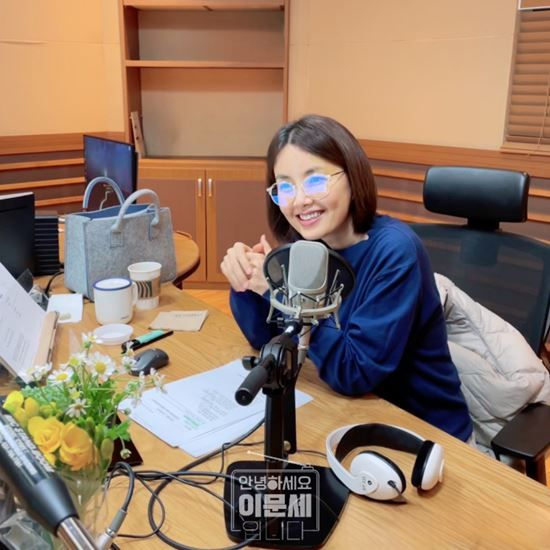 신애라, 20년만 <b>라디오 복귀</b>…'안녕하세요 <b>이문세</b>입니다... 