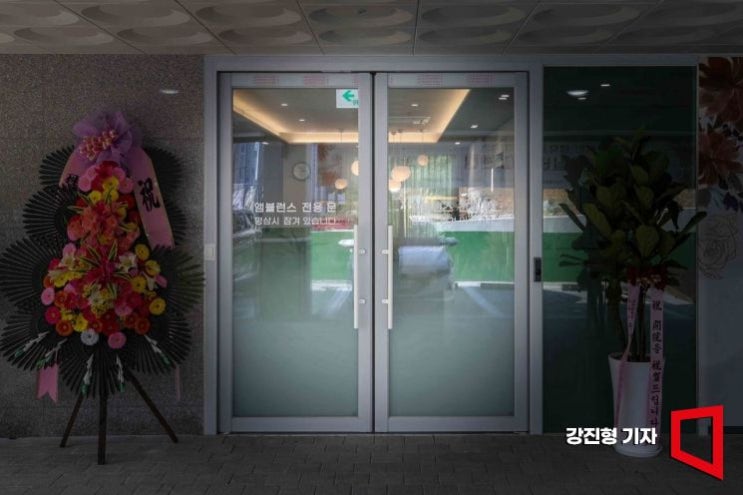 "아침에 돌아가셔도 밤에 모시고 나가야" 비수된 말…멀쩡한 벽 부순 요양원 "아침에 돌아가셔도 밤에 모시고 나가야" 비수된 말…멀쩡한 벽 부순 요양원