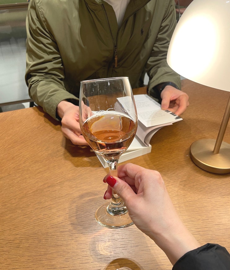  여의도 와인샵 마이페이보릿보틀, 답례품 선물하기 좋은 복합문화공간 아크앤북
