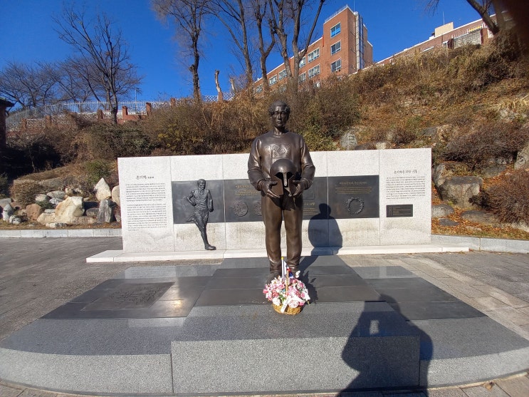 서울특별시 중구 손기정체육공원 사진입니다.(손기정 선수 동상, 각종 체육 시설)
