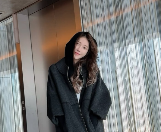  40대 여자 봄 패션에 센스를 휘릭 더해줄 여성 인기 브랜드 올리비아로렌 롱 코트 코디 추천 w. 이지아