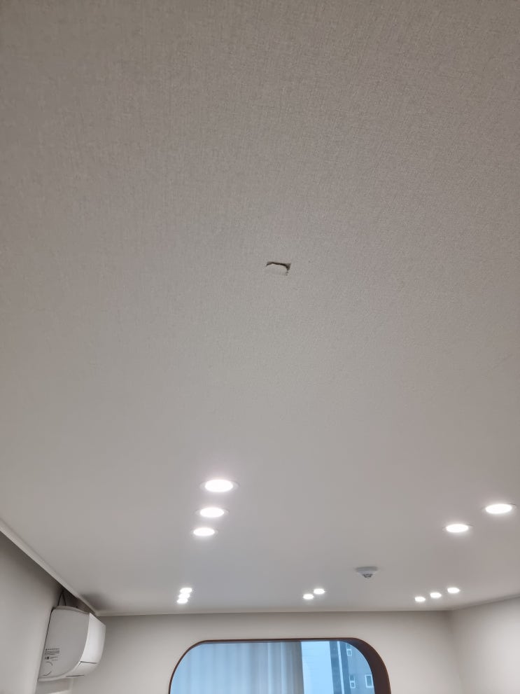  천장구멍 뜯기고 찢긴 벽지 원상복구