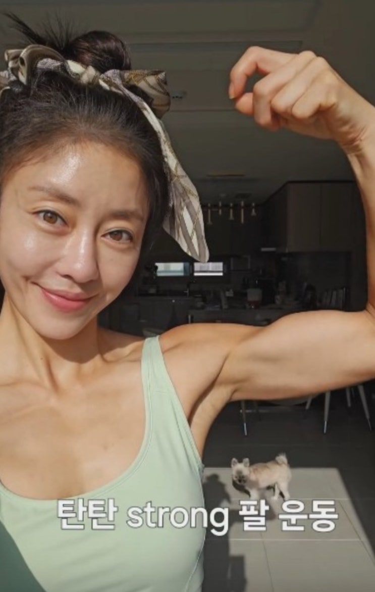 쥬얼리 이지현 맞아 41세 복근 이두 삼두 장착 근황 쥬얼리 이지현 맞아 41세 복근 이두 삼두 장착 근황