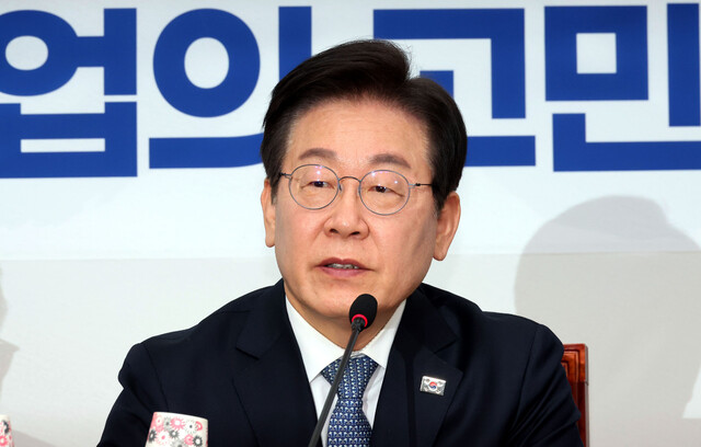 <b>이재명</b> "경제는 <b>민주당</b>"…대기업 가고 비명계 만나고 폭풍행보